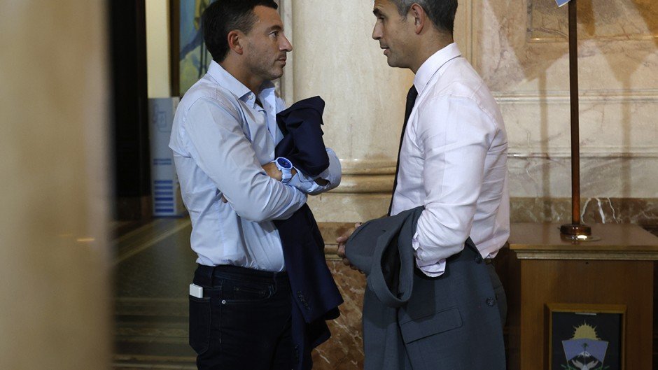 En emergencia, Menem presiona a los radicales para blindar los vetos de Milei