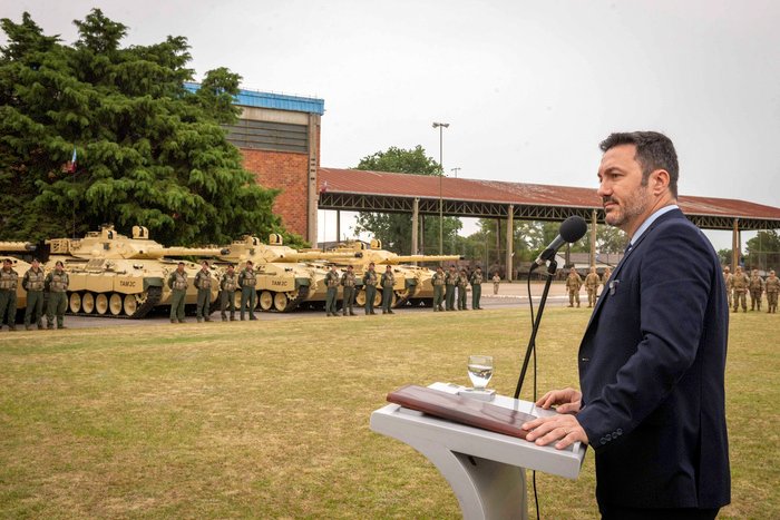 Luis Petri, presionado para explicar posible venta de terrenos militares en Córdoba