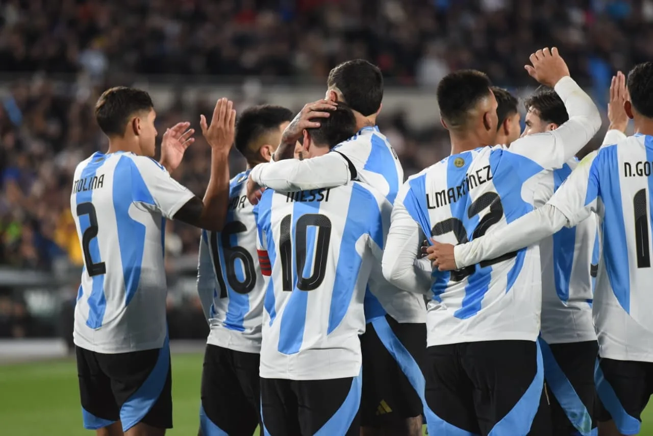 Messi anotó un doblete en su último partido oficial en casa