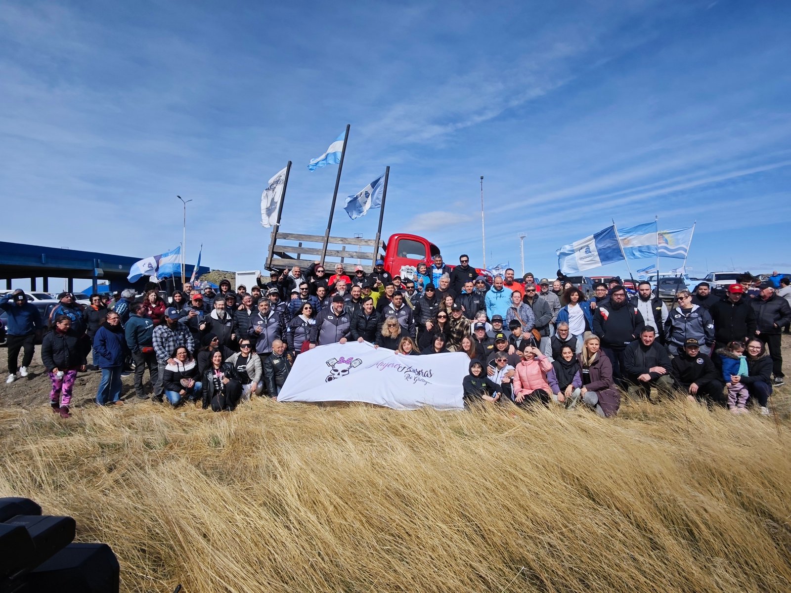 Se inauguró el monumento a los aficionados de los autos clásicos